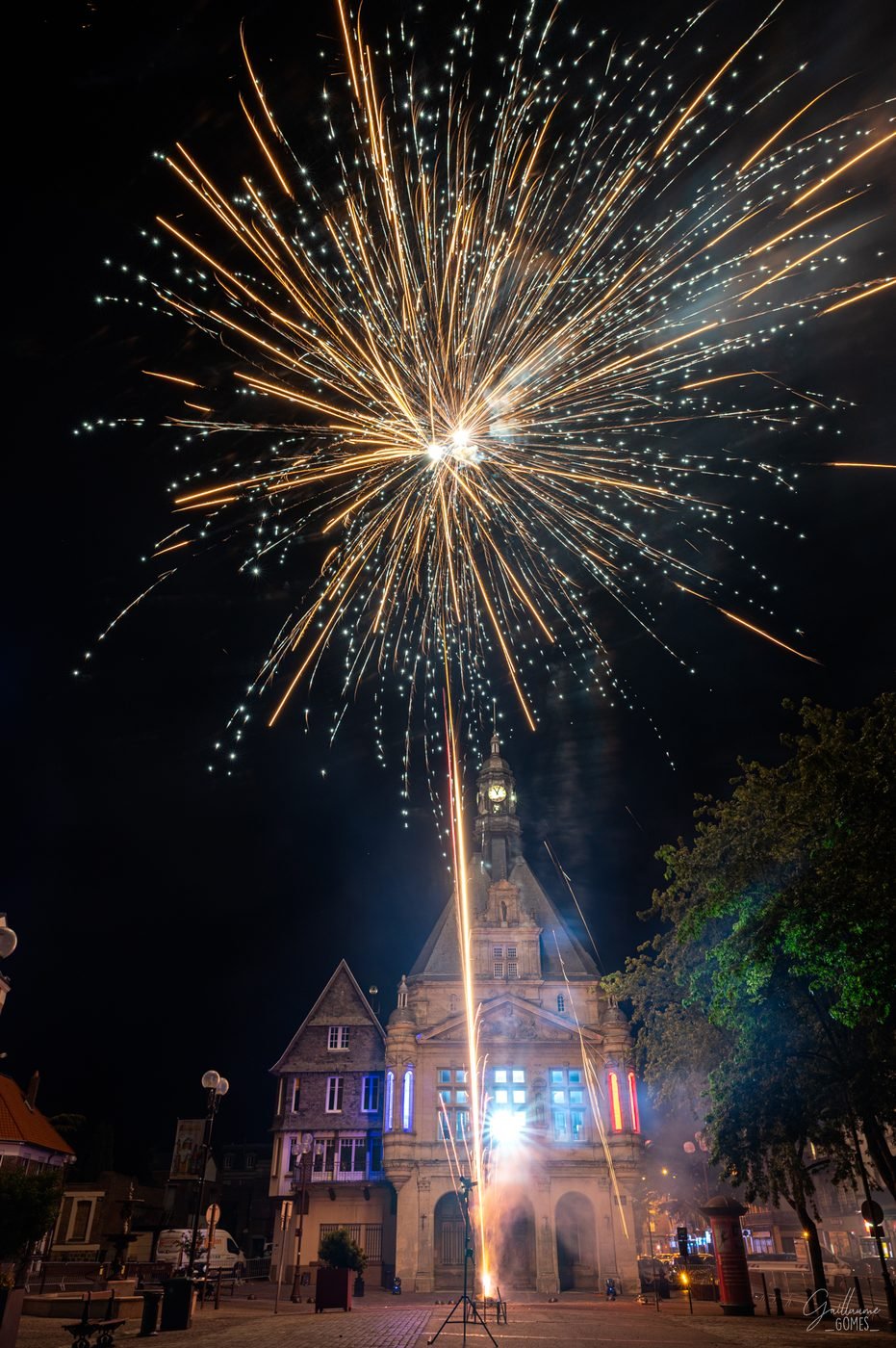 Feu d'artifice sur plan d'eau