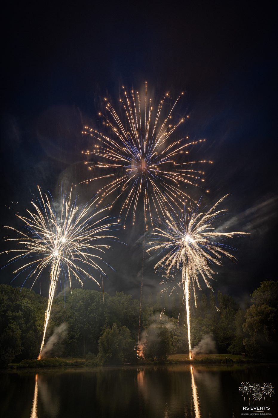 Feu d'artifice reflété sur l'eau
